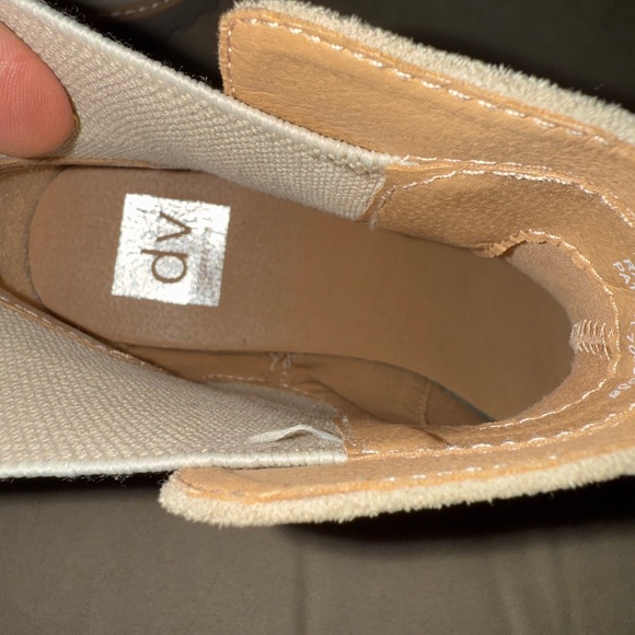 Women's DV Dolce Vita Rielle Ankle Bootie size 9 color Dune. NWOT - Picture 11 of 11